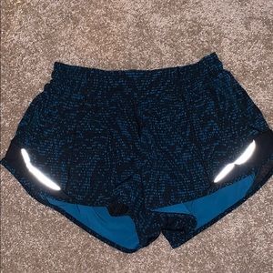 Lulu Lemon Hotty Hot Short II 2.5’’ (size 4)